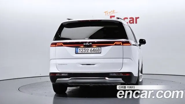 Kia Carnival Generation 4 — Фото автомобиля 4