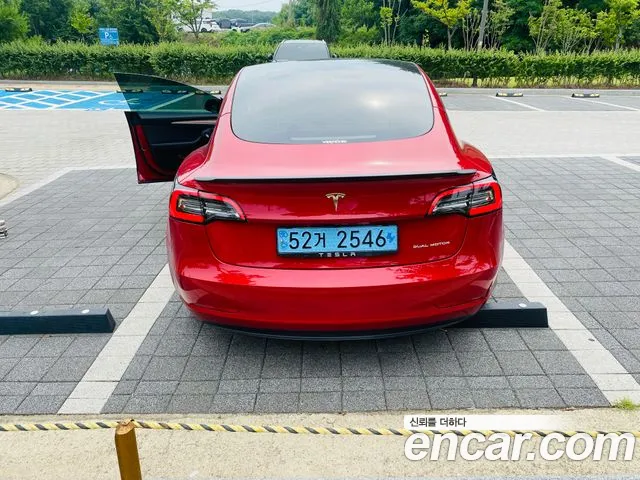 Tesla Model 3 — Фото автомобиля 4
