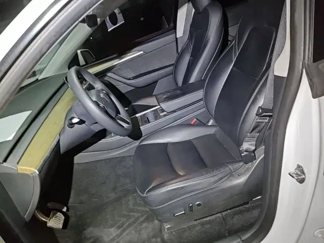 Tesla Model Y — Фото автомобиля 14