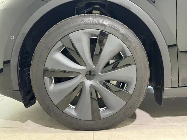 Tesla Model Y — Фото автомобиля 8