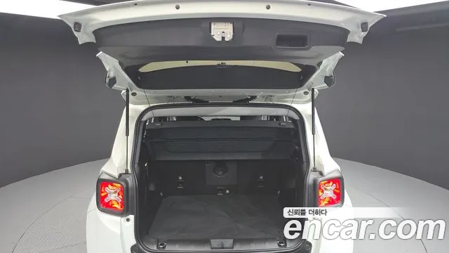 Jeep Renegade — Фото автомобиля 16