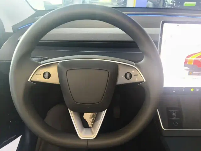 Tesla Model Y — Фото автомобиля 10