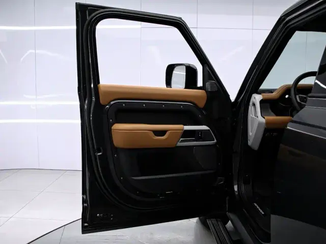 Land Rover Defender — Фото автомобиля 13