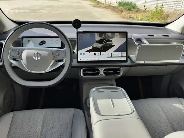Leapmotor B10 — Фото автомобиля 12