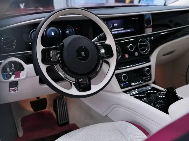 Rolls-Royce Spectre — Фото автомобиля 10