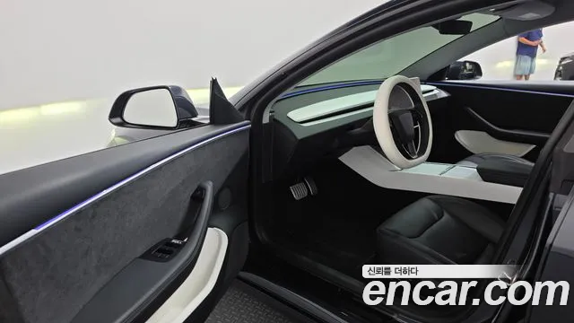 Tesla Model 3 — Фото автомобиля 10