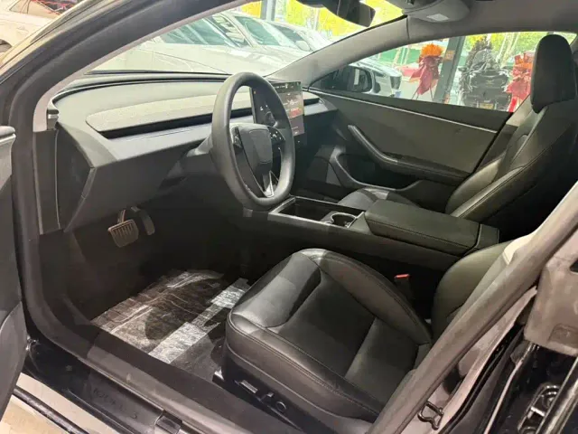 Tesla Model 3 — Фото автомобиля 4