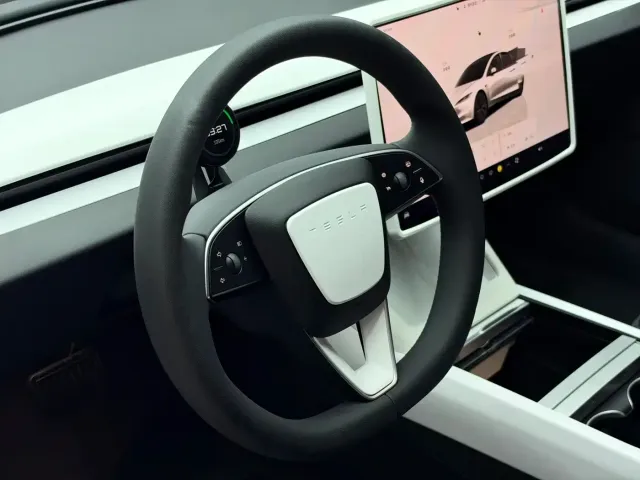 Tesla Model 3 — Фото автомобиля 4