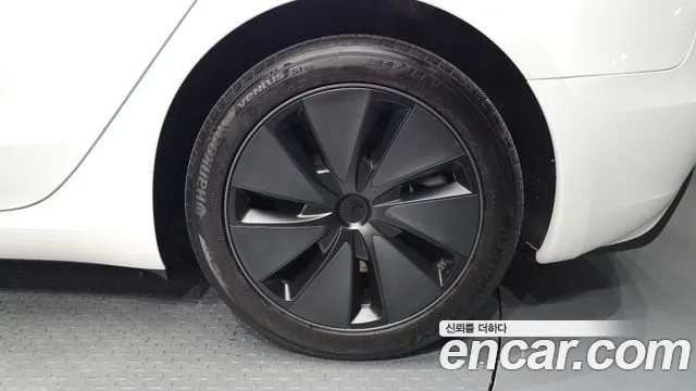 Tesla Model 3 — Фото автомобиля 21