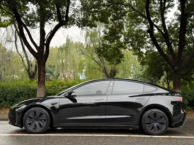Tesla Model 3 — Фото автомобиля 2
