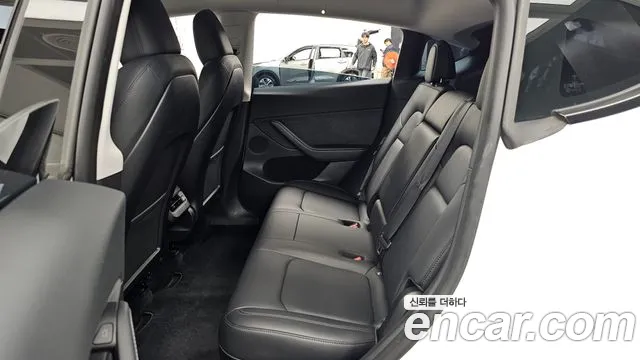 Tesla Model Y — Фото автомобиля 16