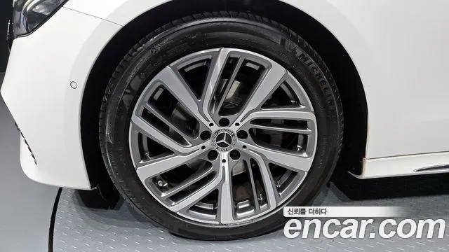Mercedes-Benz E-Class — Фото автомобиля 5