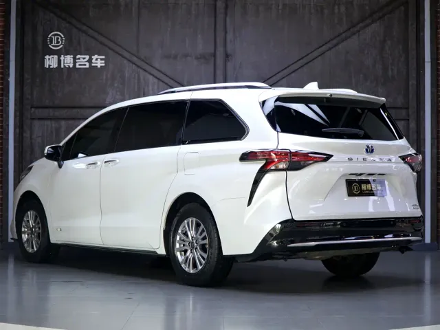 Toyota Sienna — Фото автомобиля 3