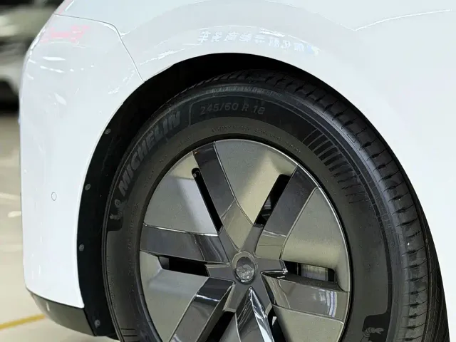 Li Auto MEGA — Фото автомобиля 16