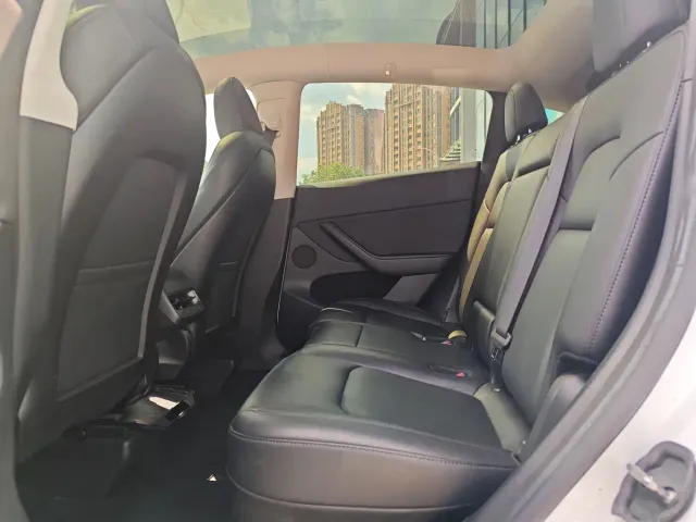 Tesla Model Y — Фото автомобиля 17