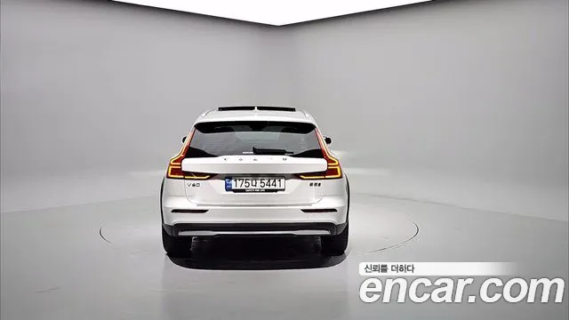 Volvo V60 Cross Country 2nd Gen — Фото автомобиля 4