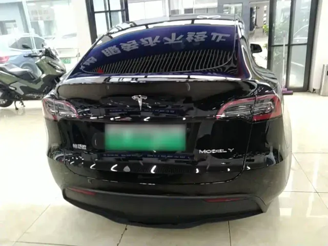 Tesla Model Y — Фото автомобиля 5