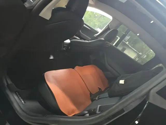 Tesla Model Y — Фото автомобиля 16
