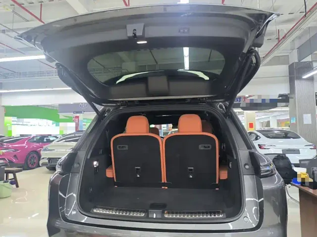 Li Auto L8 — Фото автомобиля 18