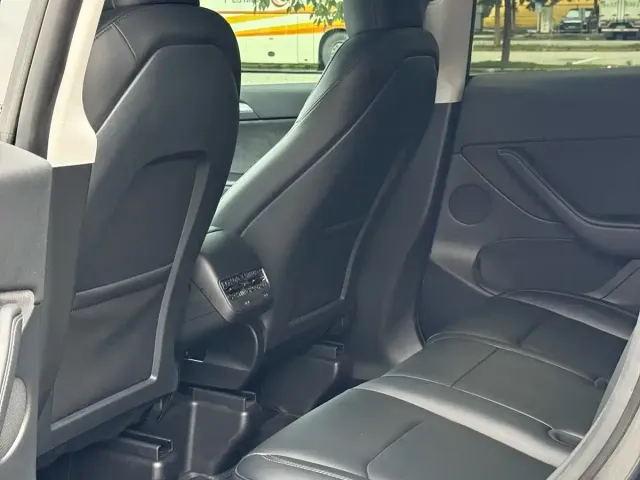 Tesla Model Y 2024 Rear-Wheel Drive Version — Фото автомобиля 8