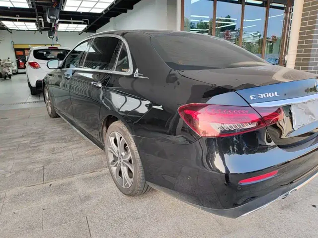 Mercedes-Benz E-Class — Фото автомобиля 4
