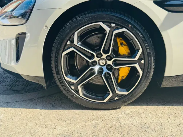 Xiaomi SU7 — Фото автомобиля 14