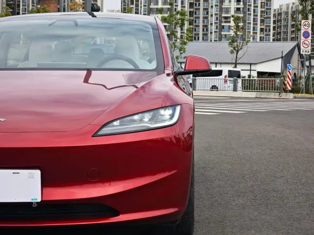 Tesla Model 3 — Фото автомобиля 18