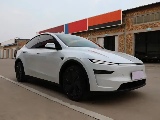 Tesla Model Y — Фото автомобиля 3