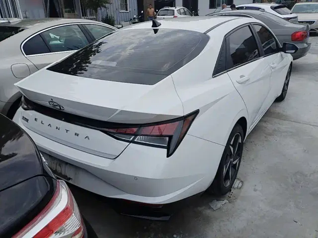 Hyundai Elantra — Фото автомобиля 5