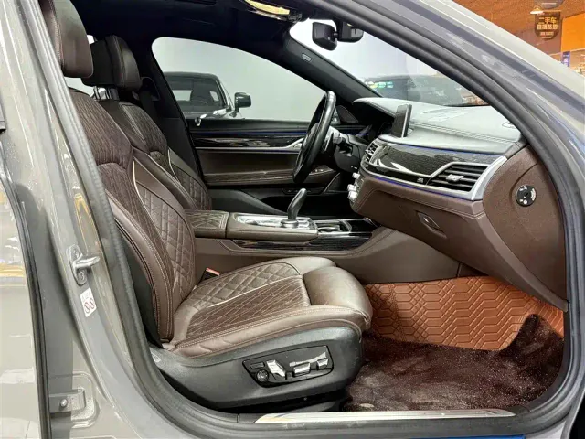 BMW 7 Series — Фото автомобиля 10