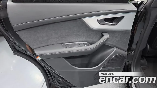 Audi Q8 55 TFSI quattro Premium — Фото автомобиля 25