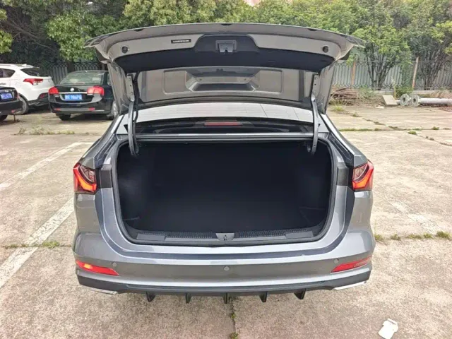 Roewe i5 — Фото автомобиля 18