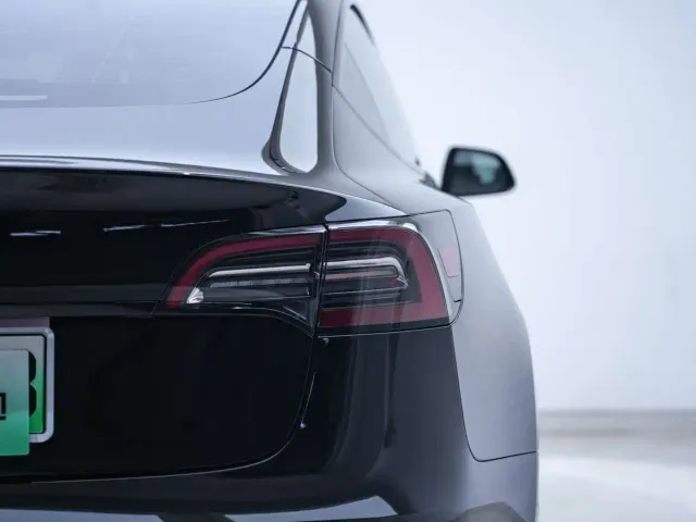 Tesla Model 3 — Фото автомобиля 16