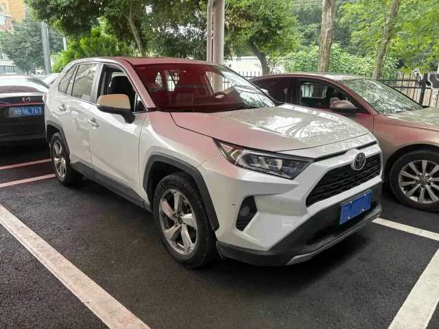 Toyota RAV4 — Фото автомобиля 3