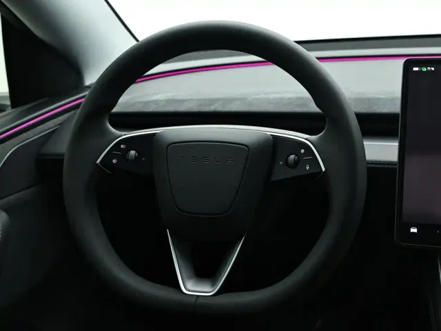 Tesla Model Y — Фото автомобиля 14