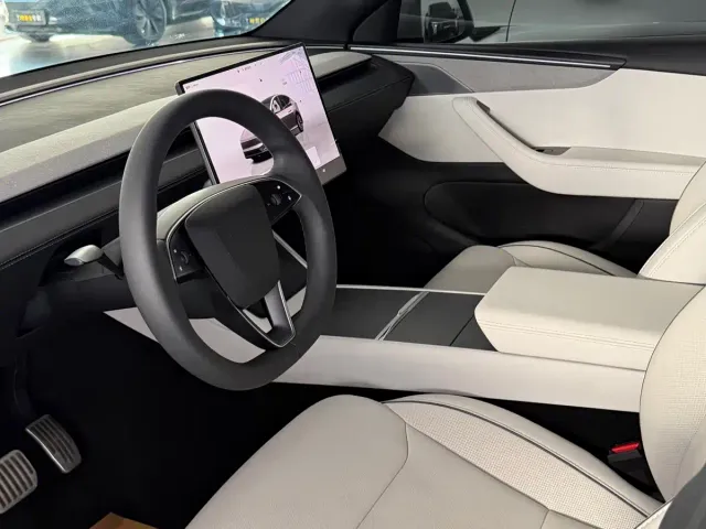 Tesla Model Y L — Фото автомобиля 5