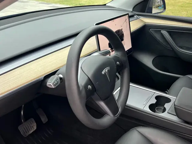 Tesla Model Y — Фото автомобиля 6
