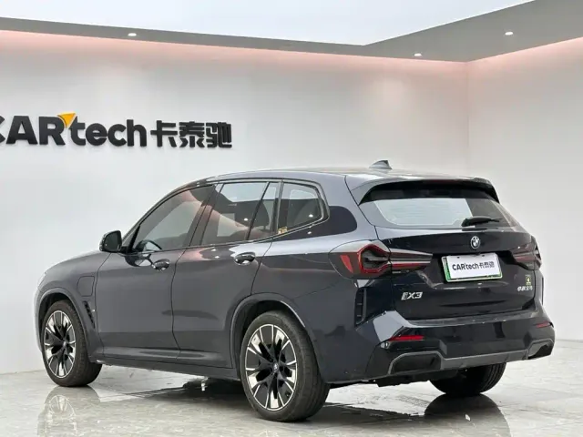 BMW iX3 — Фото автомобиля 3