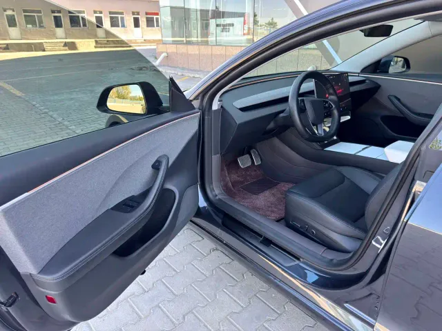 Tesla Model 3 — Фото автомобиля 9