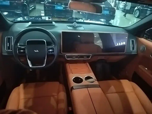 Li Auto L8 — Фото автомобиля 9