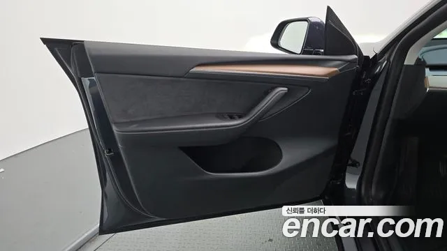 Tesla Model Y — Фото автомобиля 13