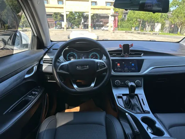 Geely Emgrand — Фото автомобиля 12