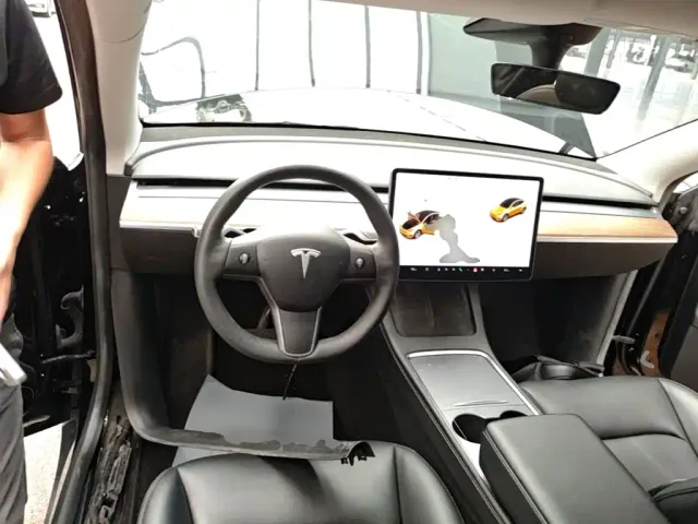 Tesla Model Y — Фото автомобиля 10