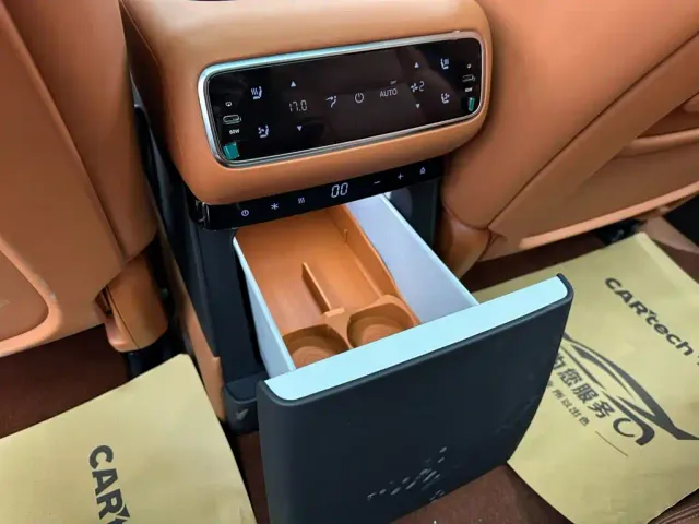 Li Auto L8 — Фото автомобиля 16