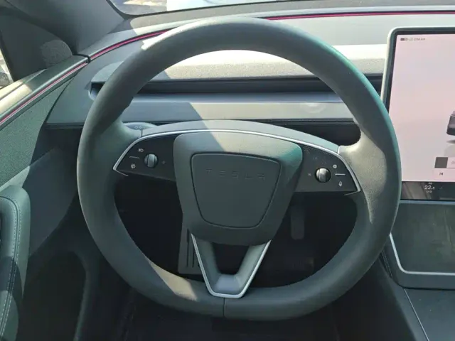 Tesla Model Y — Фото автомобиля 15
