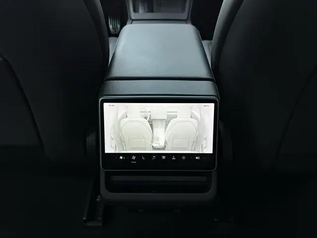 Tesla Model 3 — Фото автомобиля 14