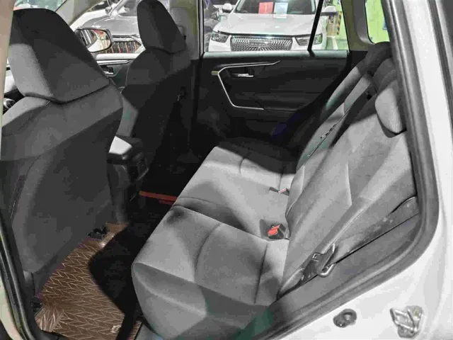 Toyota RAV4 — Фото автомобиля 8