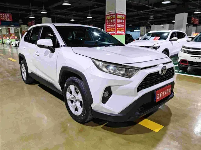 Toyota RAV4 — Фото автомобиля 3