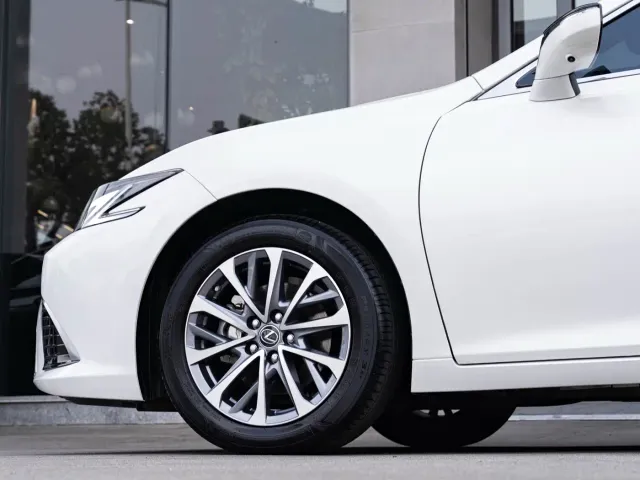 Lexus ES — Фото автомобиля 8