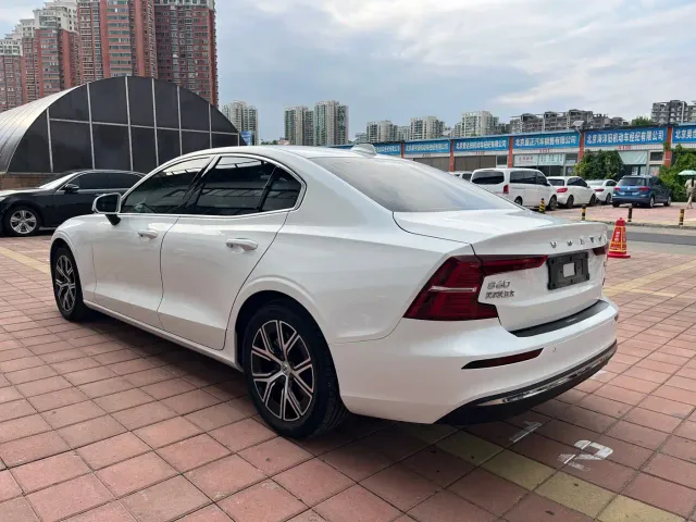 Volvo S60 — Фото автомобиля 6